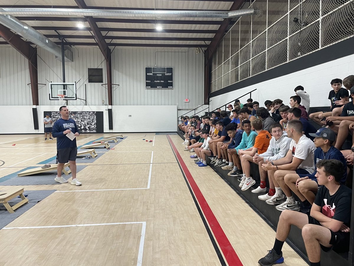 coachreedJHS's tweet photo. Food & Games
Great time last night hanging out, eating some food, and competing! #ForcedFamilyFun https://t.co/mdojRjwa2K