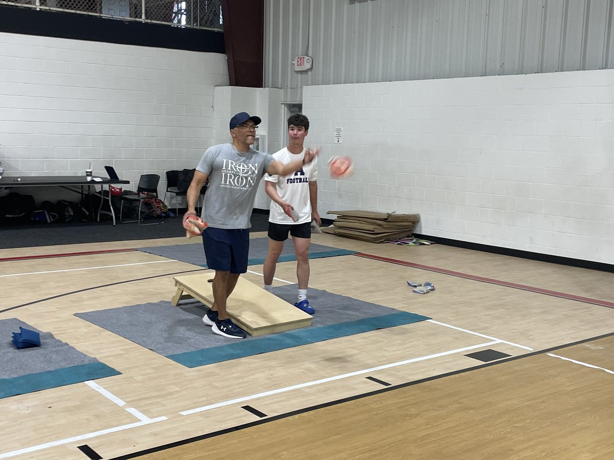 coachreedJHS's tweet photo. Food & Games
Great time last night hanging out, eating some food, and competing! #ForcedFamilyFun https://t.co/mdojRjwa2K