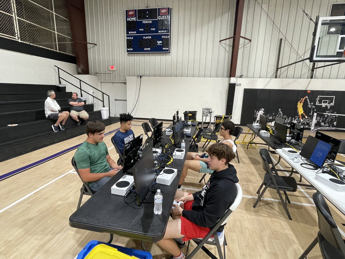 coachreedJHS's tweet photo. Food & Games
Great time last night hanging out, eating some food, and competing! #ForcedFamilyFun https://t.co/mdojRjwa2K