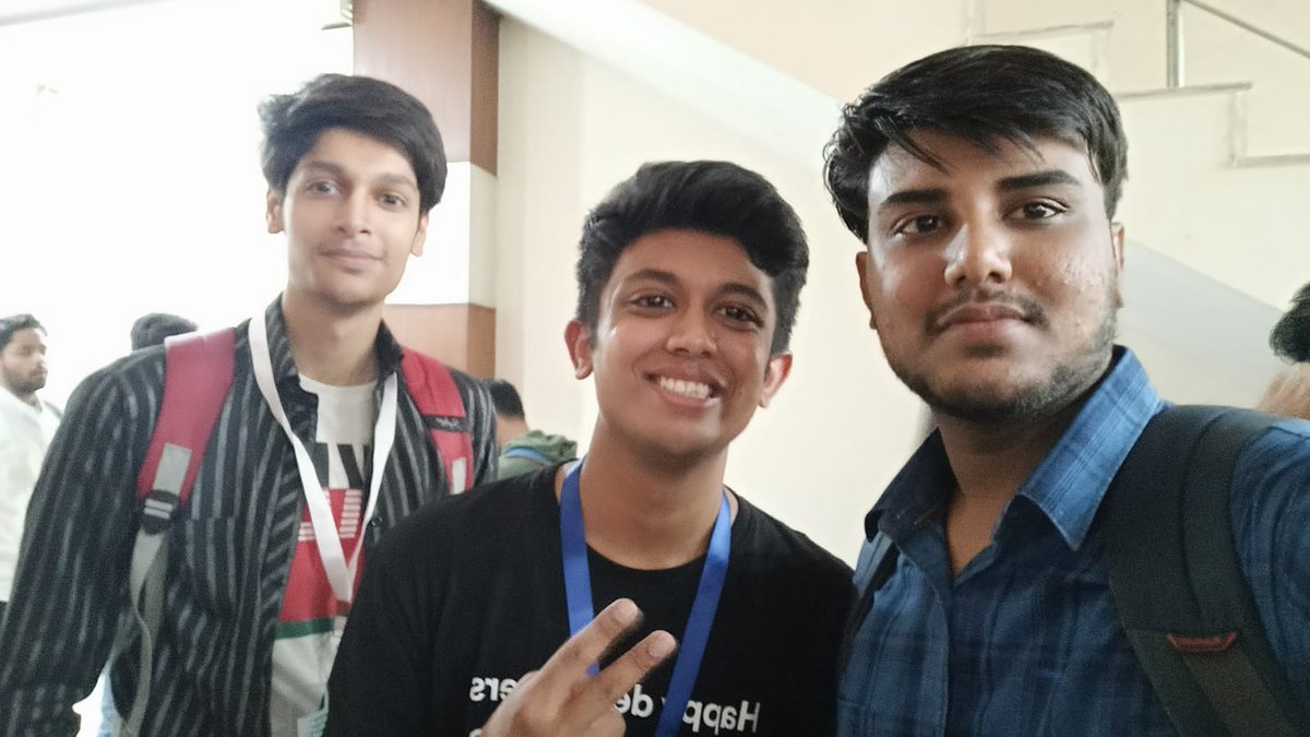 Ishaan2053's tweet photo. The hassles of not having your pics on your phone π¬. A little late to the party, but here's my mini photo dump from #WeMakeDevsMeetup. It was great to meet @kaiwalya_ @AakanshaPriya_ @bhavya_58 @akshayktwt @SuperAayush14 and attend with my buddies https://t.co/4Fkd8acwJ3
