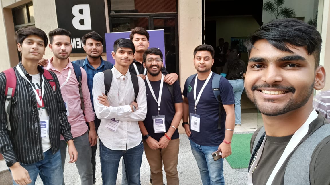 Ishaan2053's tweet photo. The hassles of not having your pics on your phone π¬. A little late to the party, but here's my mini photo dump from #WeMakeDevsMeetup. It was great to meet @kaiwalya_ @AakanshaPriya_ @bhavya_58 @akshayktwt @SuperAayush14 and attend with my buddies https://t.co/4Fkd8acwJ3