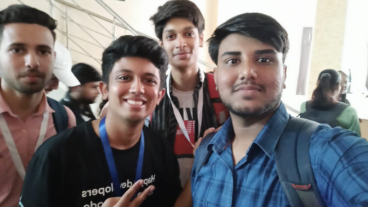 Ishaan2053's tweet photo. The hassles of not having your pics on your phone π¬. A little late to the party, but here's my mini photo dump from #WeMakeDevsMeetup. It was great to meet @kaiwalya_ @AakanshaPriya_ @bhavya_58 @akshayktwt @SuperAayush14 and attend with my buddies https://t.co/4Fkd8acwJ3