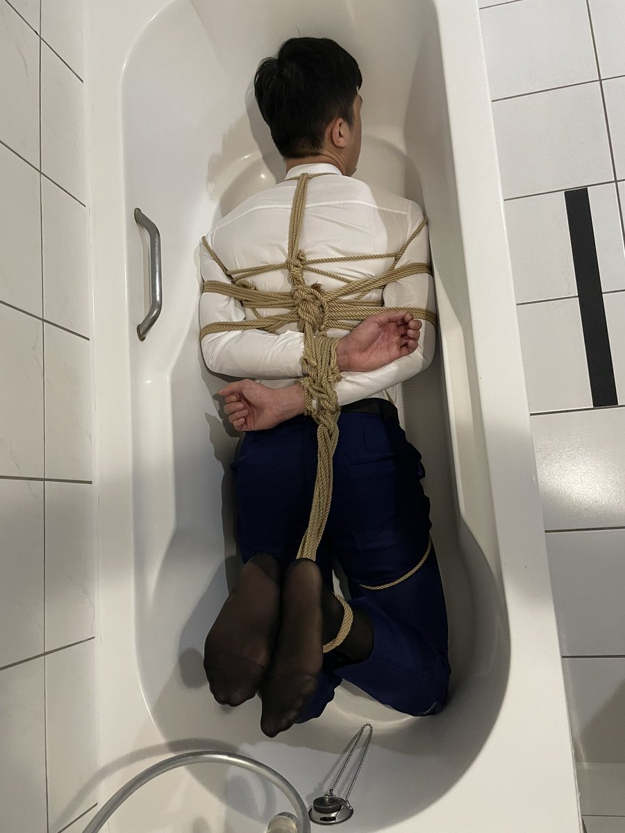 suitdog884's tweet photo. 「工作一整天辛苦了，讓你泡個澡好好放鬆一下😈」 https://t.co/B0D7tFWdbB