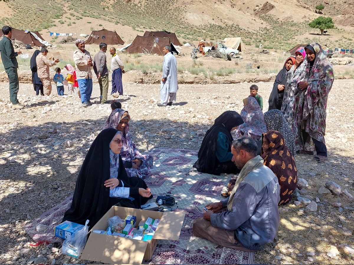 یک پزشک در خوشبینانه ترین حالت ۳۰ نفر رو ویزیت می کنه ولی ایشون خانم دکتر عطایی پزشک جوان و جهادی هستن که در یک روز علاوه بر طی کردن مسیر ۱۳۰ کیلومتری ۹۴ بیمار رو رایگان در محلات عشایری منطقه مرزی گزخت ویزیت کرد
#عشایر_زیرکوه
#پزشک_جهادی