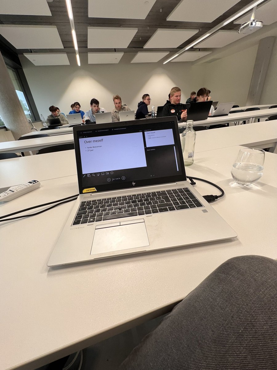 YankoBeeckman17's tweet photo. Aan de andere kant van de schoolbanken. Gastcollege aan de studenten sportjournalistiek van @howest. https://t.co/TU8rwOgWjm