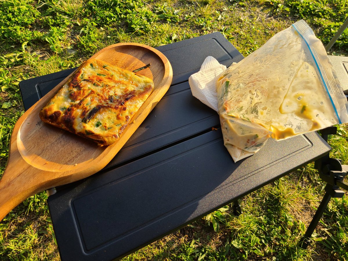 ______Gen______'s tweet image. 友人とキャンプ
チジミをホットサンドメーカーで作った
（実は前回、チジミのもとの粉を忘れたw）
お好み焼きみたいになったけど美味しかった

なんとなく星を撮ったら（多分）北斗七星だった