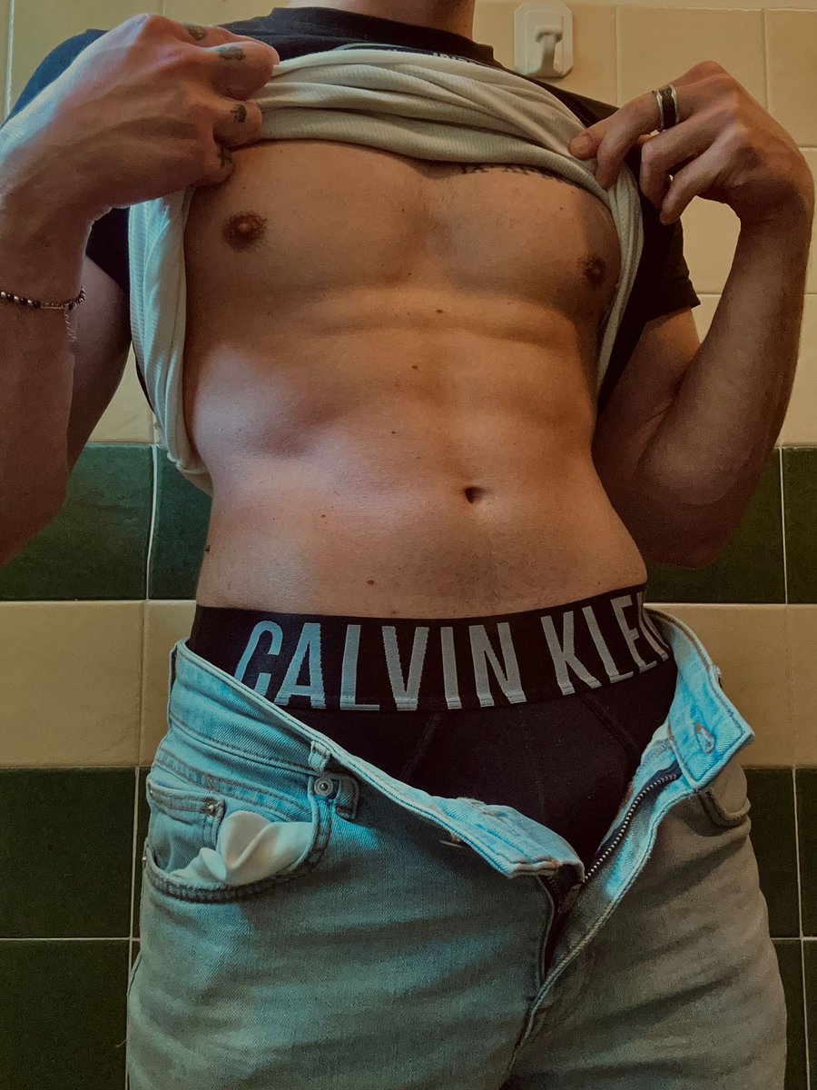darkprince_02's tweet photo. sei curioso di sapere cosa si nasconde dentro le mutande? non vede l’ora di uscire qui 😜💦 https://t.co/wDkInMzGew

@BoysItalian @wbacademyy @garconnuphoto @BITCHYXit @gayitalianii @B7sexx @hub____1 https://t.co/1RnE6Dsj97