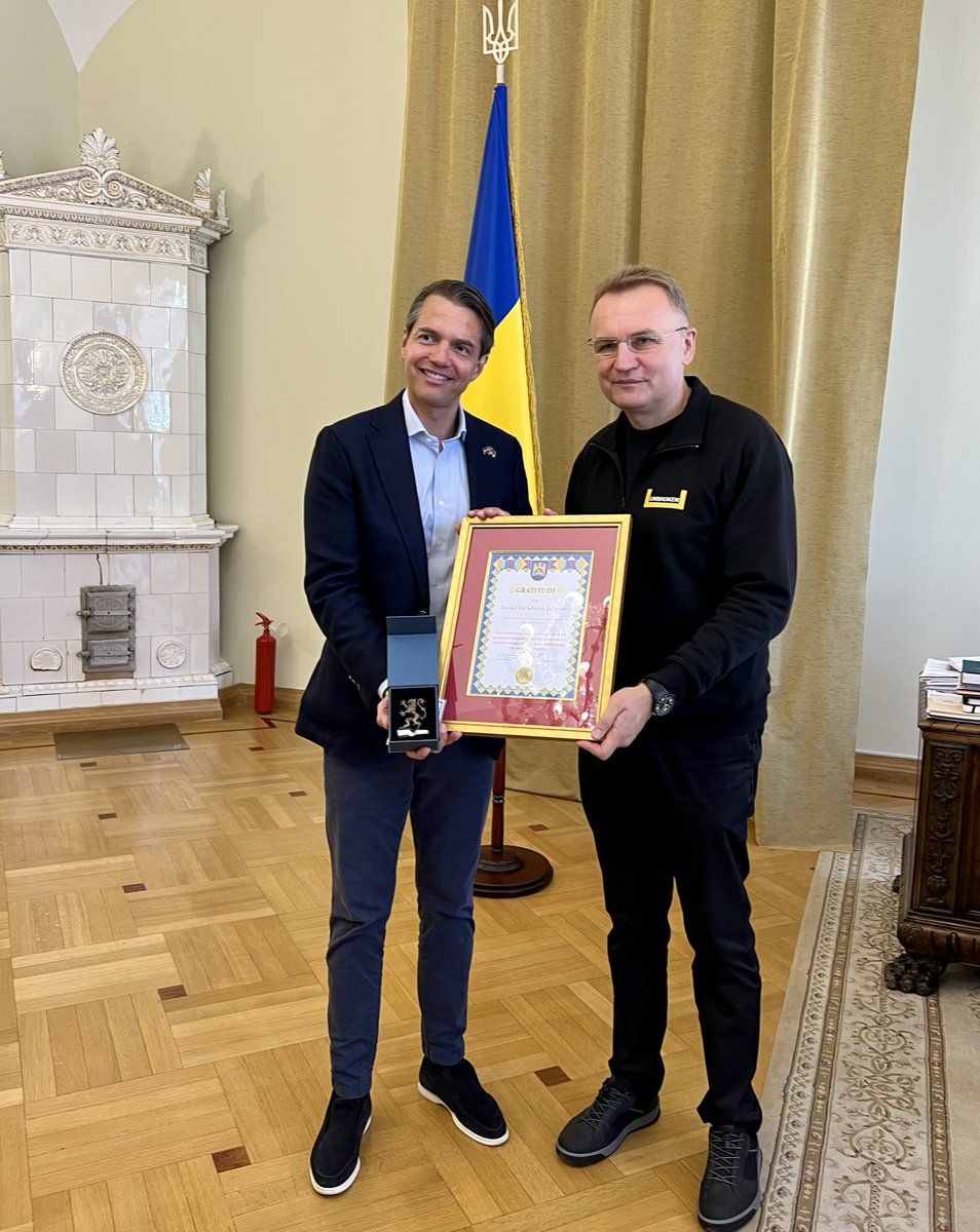 Consulukr's tweet photo. Thank you mayor @AndriySadovyi for this much appreciated gesture 🙏125.000 🇾🇪 tulips from the NL-UA chamber of commerce to the people of Lviv #AdvantageUkraine https://t.co/7Yzqqkpuup