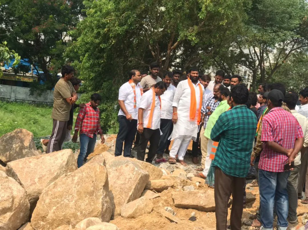 KunaSrisailam's tweet photo. నిజాంపేట్ కార్పొరేషన్ పరిధిలో రాజీవ్ గృహ కల్ప లో ఈరోజు స్థానిక బీజేపీ నేతలు, కాలనీ వాసులతో కలిసి మాజీ ఎమ్మెల్యే కూన శ్రీశైలం గౌడ్ గారు పర్యటించారు. అర్జీకే లోని 6 ఎకరాల ప్రభుత్వ స్థలాన్ని కబ్జాకు గురవుతున్న స్థలాన్ని పరిశీలించారు. https://t.co/7LA8iH7XmL