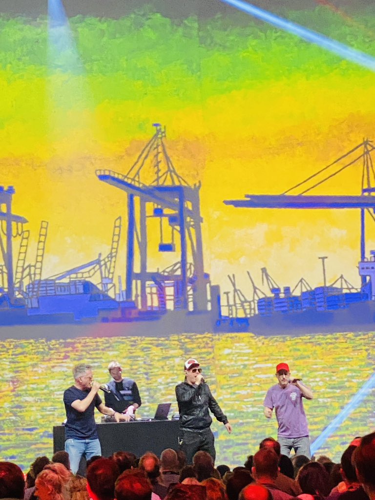 OMR ist, wenn Kai Pflaume zur Mittagspause Fettes Brot aus dem Hut zaubert. 🤟 #omr #omr23 #omr23festival