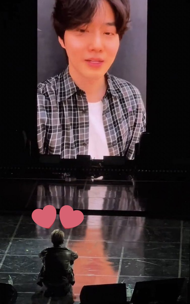 aeribase's tweet photo. ✨ erii sender lihat ini langsung nangis, Jongin nonton video pesan suho😭😭 https://t.co/sVjFMgwNPB