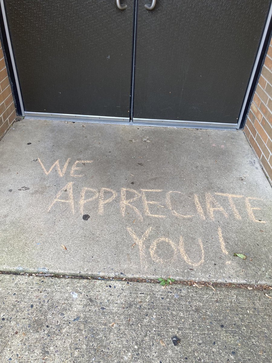 Countryside_PTO's tweet photo. Late post (it was Monday 🥴)
We kicked off Teacher Appreciation Week by welcoming the staff with chalk messages. Then we treated the staff to a Flower Bouquet Bar! Thank you to Trader Joe’s for donating the filler flowers! And Thank you to our Teachers &amp; Staff! 💚💛 https://t.co/OWrkemTkv7