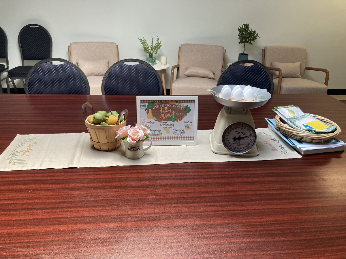 Countryside_PTO's tweet photo. Late post (it was Monday 🥴)
We kicked off Teacher Appreciation Week by welcoming the staff with chalk messages. Then we treated the staff to a Flower Bouquet Bar! Thank you to Trader Joe’s for donating the filler flowers! And Thank you to our Teachers &amp; Staff! 💚💛 https://t.co/OWrkemTkv7
