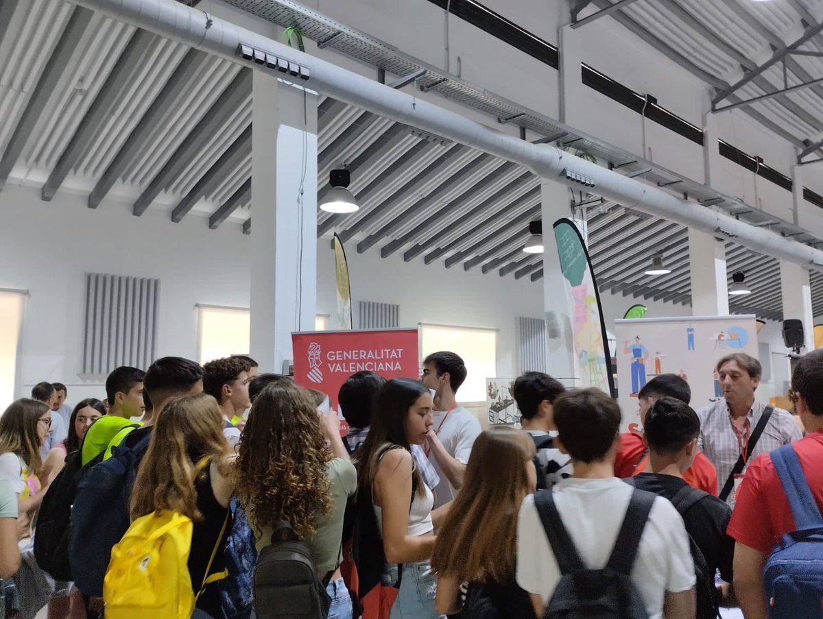 colemariaasunta's tweet photo. El curso de 3'ESO ha asistido a la feria comarcal de formación profesional donde han podido informarse sobre su futuro laboral 👩🏻‍💻  Además también han podido disfrutar de las diferentes actividades. https://t.co/lsTTZVAEnh