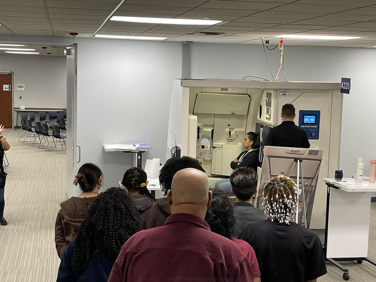 United's Chicago Inflight Training Center tweet media