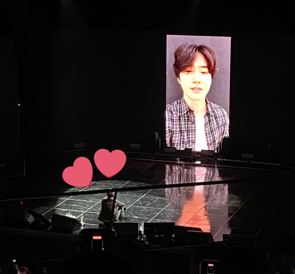 SUH0BOY's tweet photo. พี่ซูโฮส่งคลิปมาให้น้องจงอิน แล้วน้องก็นั่งดูบนเวทีเลยอ่ะ แล้วพี่ก็พูดประมาณว่าอยากจะมาเซอร์ไพร์สที่มีตวันนี้ แต่ติดซ้อมมสค พี่ขอโทษนะ จะร้องไห้ สองคนนี้คือสนิทกันสุดๆ น้องไคเคยไปตปทมานานๆพอกลับมาเจอพี่จุนนั่งกินข้าวอยู่เลยมานั่งดู เพราะคิดถึง 💖 https://t.co/X8FQWDiLUm