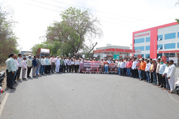 IUFglobal's tweet photo. Workers and their union, the Barry Callebaut Employees Union (BCEU), continue their peaceful protest as @BarryCallebaut management in Baramati, India fails to respect human rights, including the rights to freedom of association and collective bargaining.

https://t.co/2ffBE51bsJ https://t.co/Qn9IMPmO7k