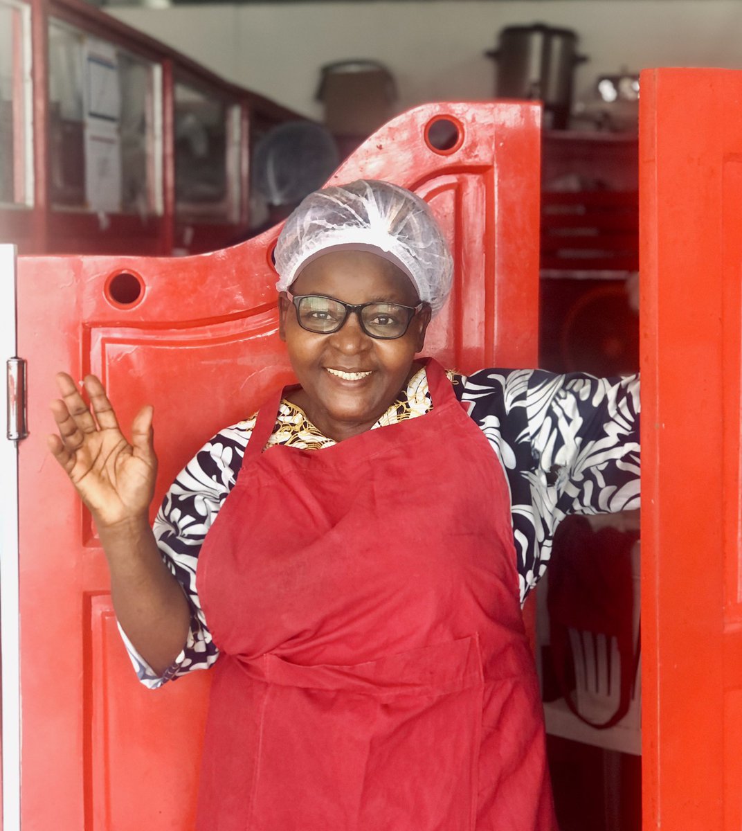 MadameMbakam's tweet photo. Hello la famille, 

Svp aidez-moi à encourager Maman Juliette notre doyenne en cuisine. 
Elle est bénie des mains et fait de la soupline, de l’eau de javel et savon liquide 🧼🫧

Ce n’est que ça que j’utilise, svp encouragerons là.
C’est une battante ❤️

WA : 681054048

#PleaseRT https://t.co/5VYyumy1Q6