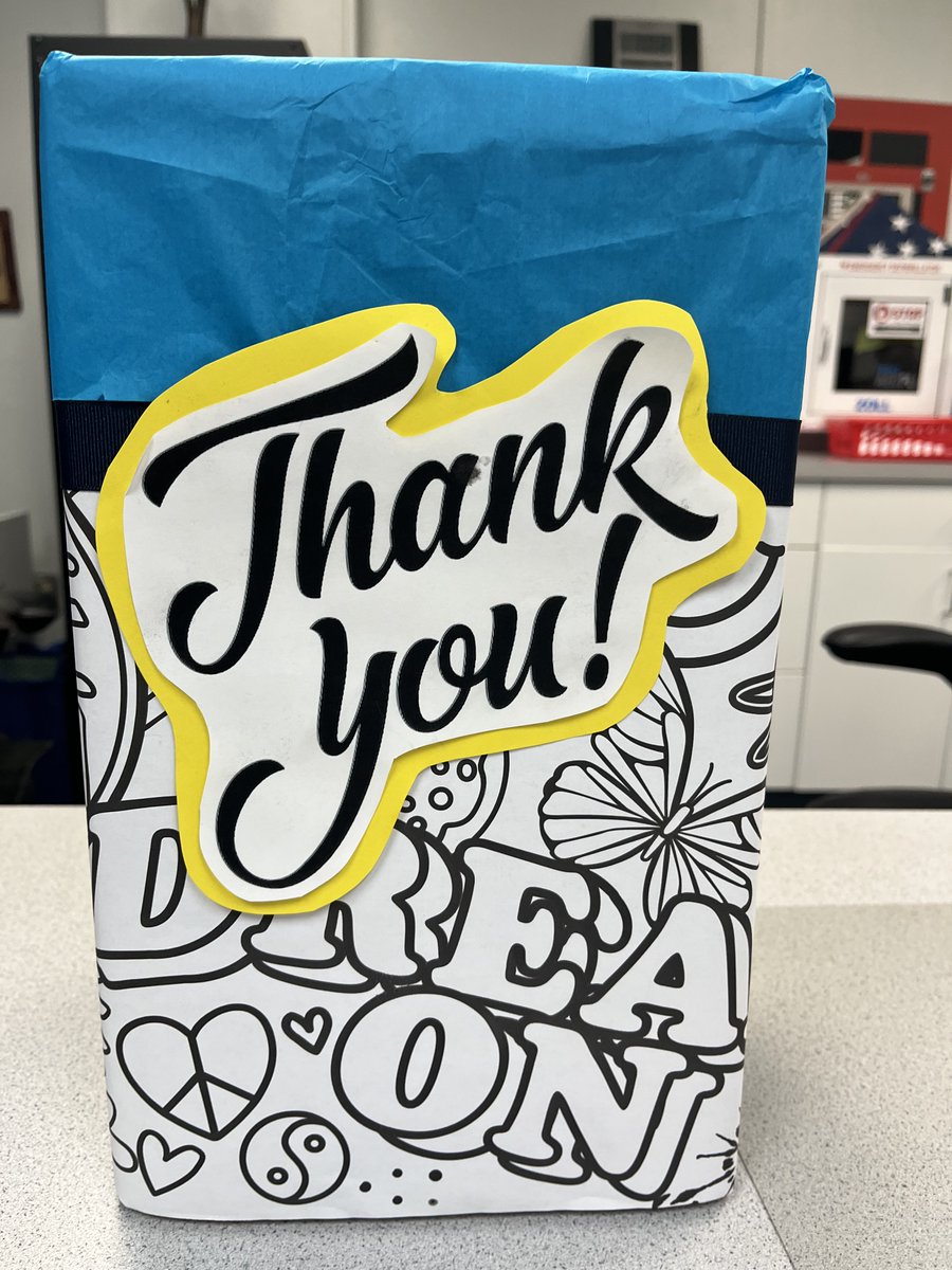 f_mbeach's tweet photo. Gift bag grab for fabulous goodies and Inspirational stickers to start our morning....Teacher Appreciation Day #1 💗😊🐬 #FMBEStrong @LeeSchools https://t.co/Y1tgK6VwKc