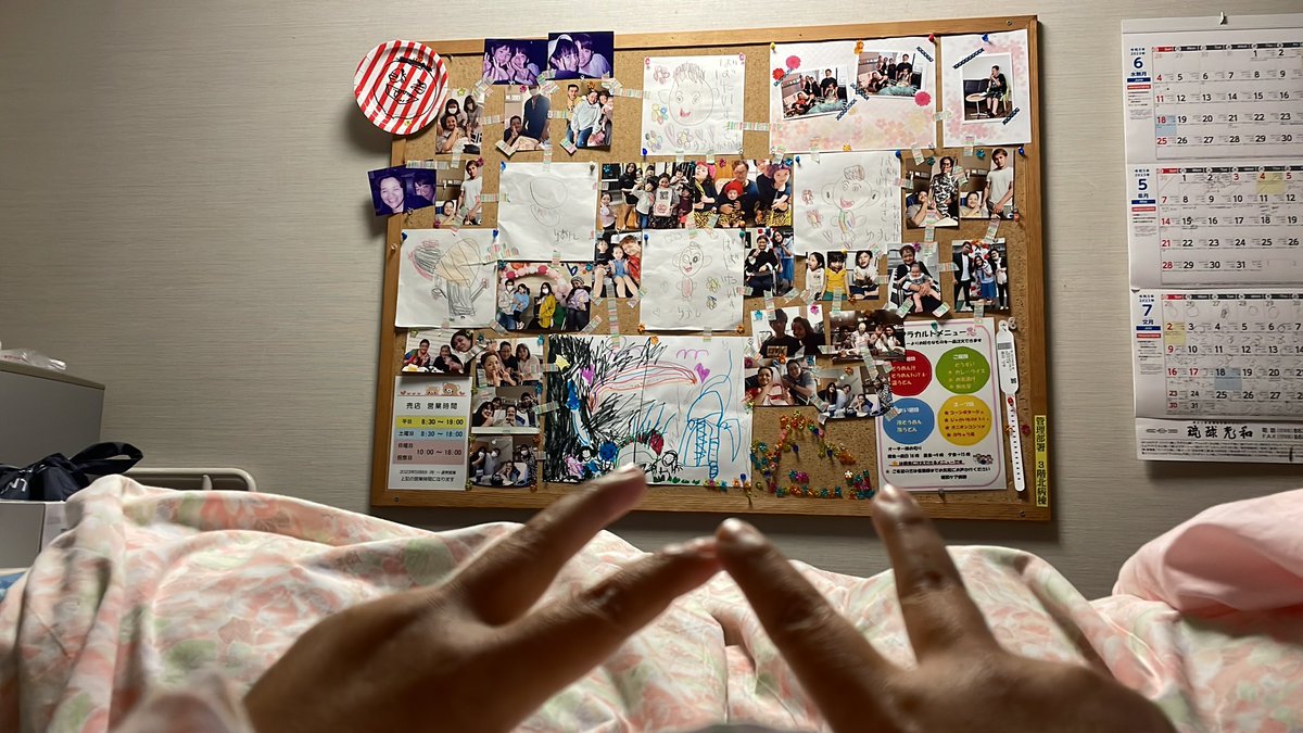 TagaLee's tweet photo. 娘です。母は今緩和ケア病棟に入院していて痛みと戦っています。コメント返信やツイートもできなくなってますが私が代読して聞かせていますので何かあればコメントやDMして下さい😊🌻
母のピースとベットからの眺め💖 https://t.co/zIaXb2UbNg