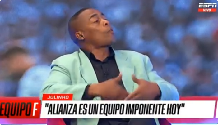 lcarrillopinto's tweet photo. Estaba escuchando el comentario de Percy Olivares en ESPN y denota claramente que a pesar de los años que tiene de carrera en el fútbol tiene serios problemas para expresar una idea completa bien lograda y argumentada. Lo que lo lleva a enredarse en sus propias palabras y ser esclavo de ellas. Opina de un sistema, pero no sabe que es un sistema (pertenece al ecosistema fútbol): trabaja en ESPN, ha sido embajador de la FPF y su hijo es futbolista profesional. Más metido en el sistema no puede estar. Critica a los periodistas que hablan de Alianza Lima sin entender cómo funciona el contenido prioritario y su efecto en la audiencia. Pero trabaja en la cadena internacional de deportes más importante. La reacción de Peter Arévalo me parece más bien correcta, pidiendo explicaciones y argumentando. Lo de Peter es admirable. En un país donde emprender con éxito no es tarea fácil desarrolló productos en digital que tienen más audiencia y están mejor producidos que muchos programas de TV deportiva.