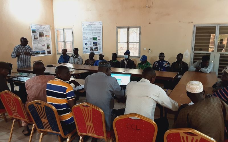 FairSahel's tweet photo. Du 08 au 14 mai se tient l'atelier de restitution des résultats des campagnes 2021-2022 et du lancement de la campagne 2023 dans la région de #Sikasso avec les producteur.rice.s qui mènent les expérimentations!
organisé par l'#AOPP et l'#IER avec le soutien de @UEauMali https://t.co/lWoY9LcX7Z