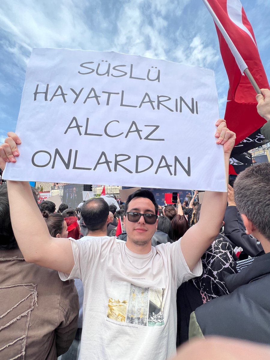 zgrderler's tweet photo. 5 polisin onayından zar zor geçen pankartım @sehinsahakahs https://t.co/DQXpHqDKGl