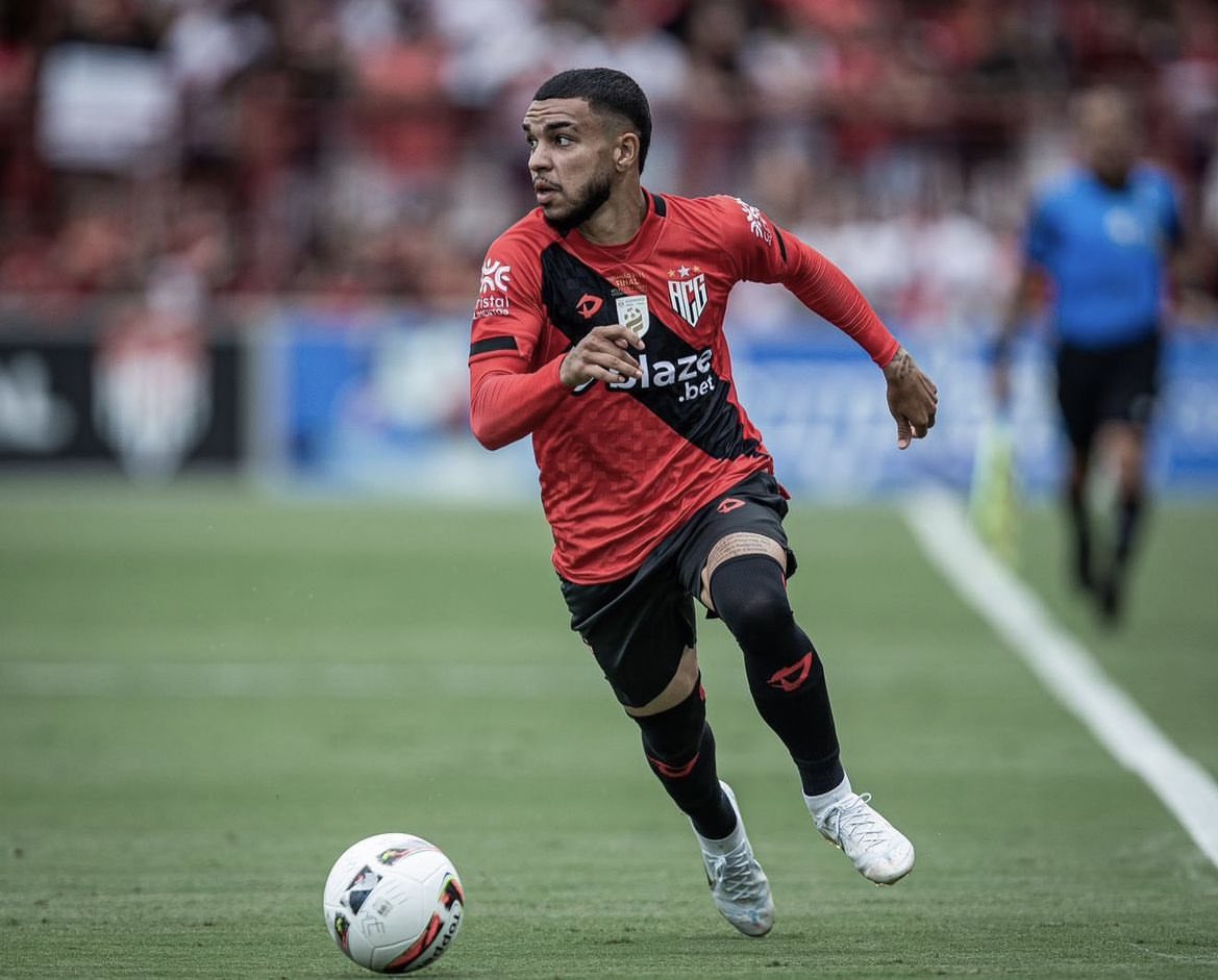 O lateral Moraes Jr assinou um acordo de Não Persecução Penal, ou seja, ele não será réu da Operação Penalidade Máxima, mas irá colaborar com o MP e será uma testemunha. O jogador irá pagar a justiça R$ 130 mil em 15x

📸 <a href="/heberjunyor/">Heber Gomes</a> 

<a href="/rbgoiania/">Rádio Bandeirantes 98.7 FM Goiânia</a>