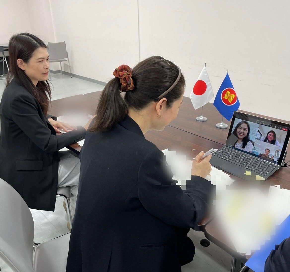 MOJ_ASEAN_Japan's tweet image. ★事務局業務紹介⑤★
渉外班は「司法外交」閣僚フォーラム開催に向けて、インドネシアにあるASEAN事務局などと協力してロジ的な側面から開催準備を行っています✨
ASEANとG7の法務・司法大臣が一同に会するのは史上初👀
協議することが盛り沢山です🗻
#日ASEAN ＃ASEC