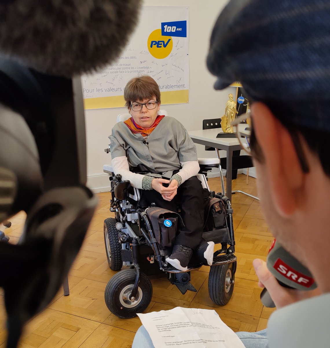 evppev_be's tweet photo. Behinderte sind in der Politik massiv untervertreten. Unsere Grossrätin @SimLeuenberger will das ändern.
Hier beim Interview mit @srfnews für einen Tagesschaubeitrag, der voraussichtlich morgen ausgestrahlt wird. #WahlCH23 #ausLeidenschaftfürMenschundUmwelt https://t.co/5ceTQtvbyp