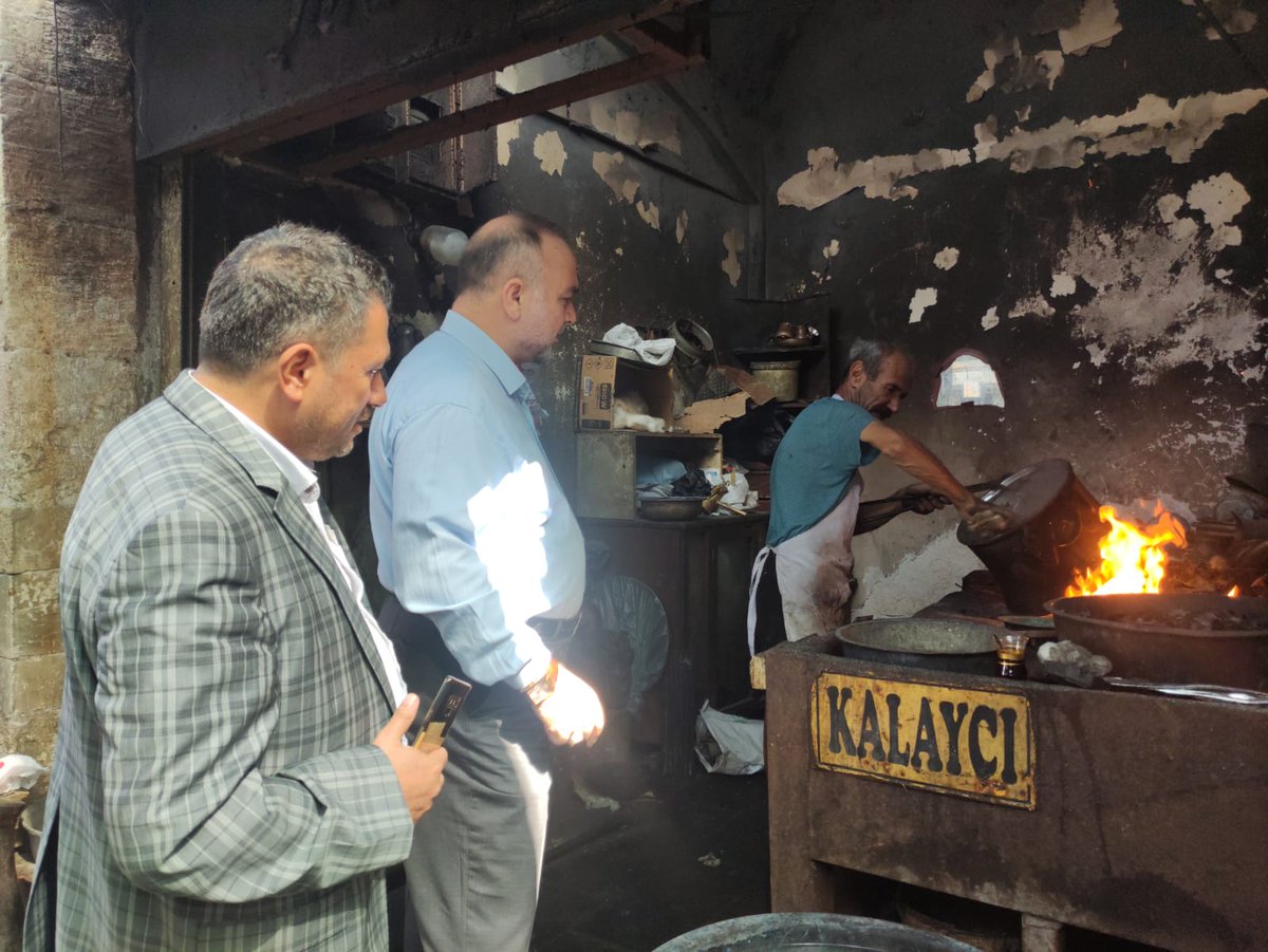 adanailmuftulug's tweet photo. İl Müftüsü Mehmet Taşcı'dan Esnaf Ziyareti

Adana İl Müftüsü Mehmet Taşcı, Seyhan İlçe Müftüsü Mehmet Yaman ile birlikte Adana'nın târihî dokusunda bulunan Büyüksaat ve çevresindeki esnafları ziyaret etti. Ziyaretlerde Kur'an-ı Kerîm okunup, esnaflarımıza duâlar edildi. https://t.co/6NEWEOFlLx