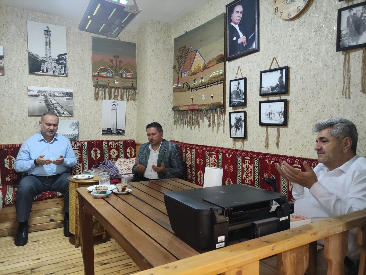 adanailmuftulug's tweet photo. İl Müftüsü Mehmet Taşcı'dan Esnaf Ziyareti

Adana İl Müftüsü Mehmet Taşcı, Seyhan İlçe Müftüsü Mehmet Yaman ile birlikte Adana'nın târihî dokusunda bulunan Büyüksaat ve çevresindeki esnafları ziyaret etti. Ziyaretlerde Kur'an-ı Kerîm okunup, esnaflarımıza duâlar edildi. https://t.co/6NEWEOFlLx