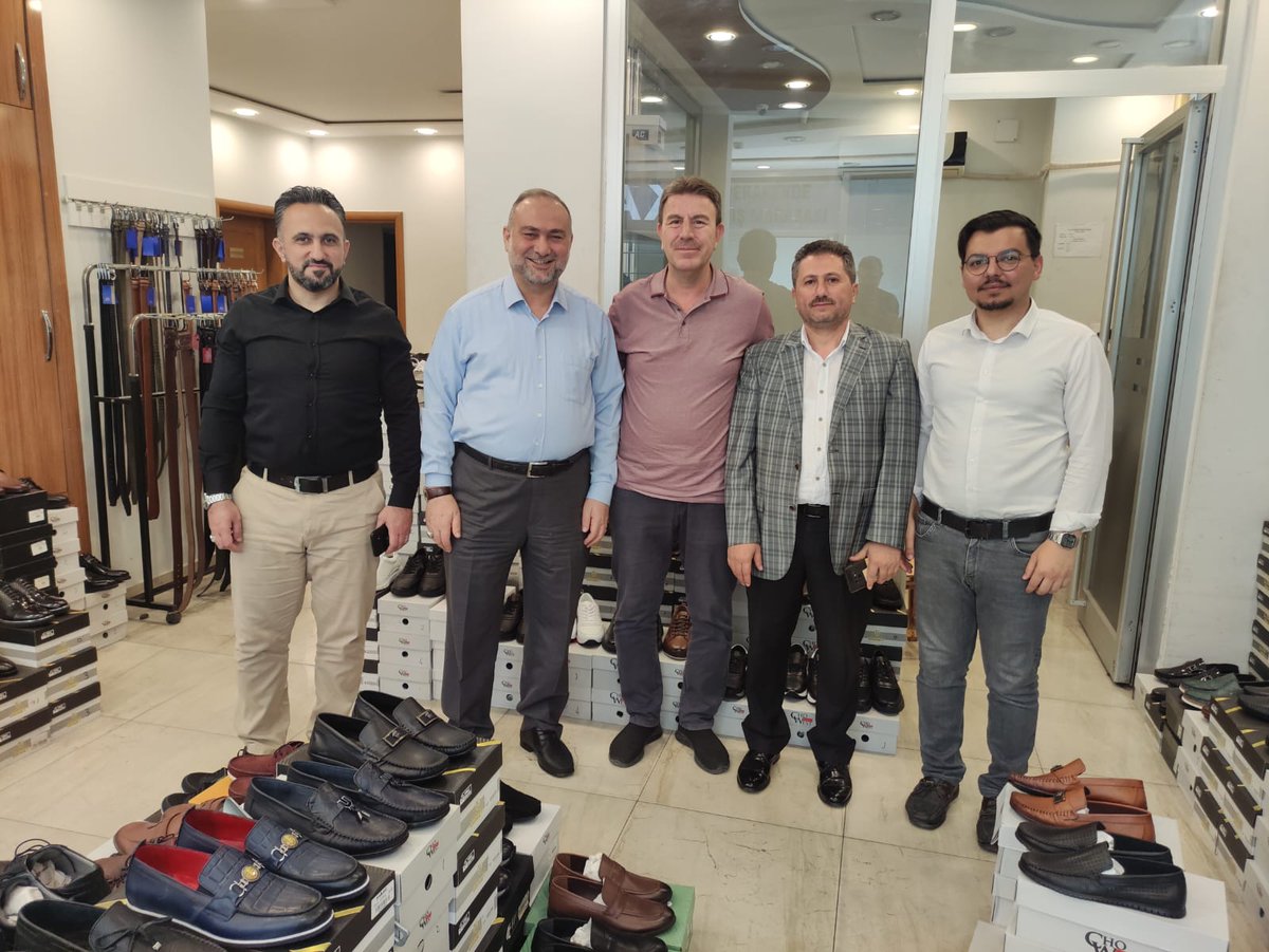 adanailmuftulug's tweet photo. İl Müftüsü Mehmet Taşcı'dan Esnaf Ziyareti

Adana İl Müftüsü Mehmet Taşcı, Seyhan İlçe Müftüsü Mehmet Yaman ile birlikte Adana'nın târihî dokusunda bulunan Büyüksaat ve çevresindeki esnafları ziyaret etti. Ziyaretlerde Kur'an-ı Kerîm okunup, esnaflarımıza duâlar edildi. https://t.co/6NEWEOFlLx