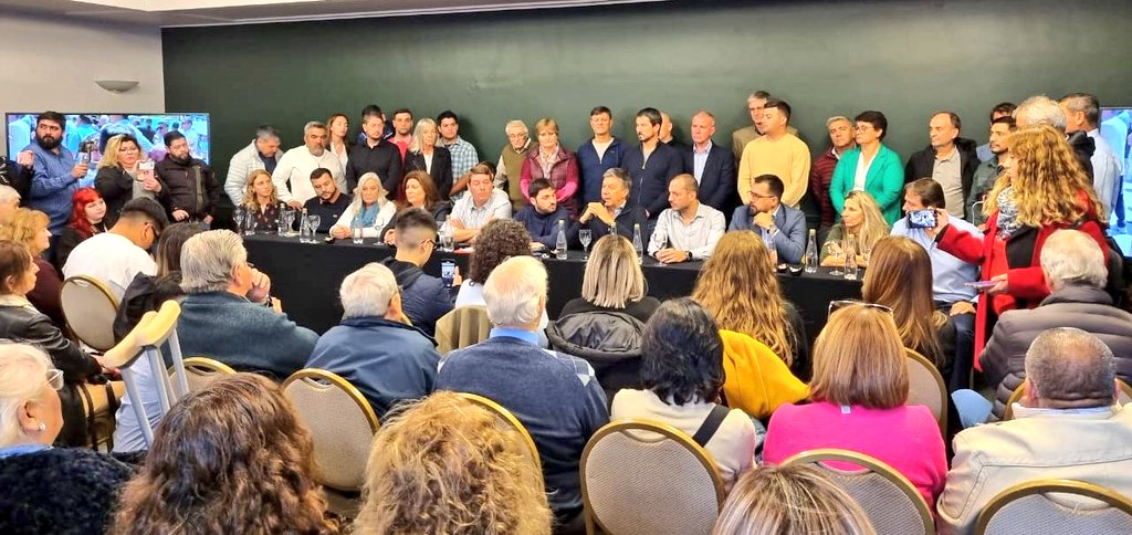 gustamenna's tweet photo. Con mucho orgullo y compromiso asumimos el desafío de acompañar a @NachoTorresCH en la fórmula para las elecciones del 30 de julio. 

Juntos por el Cambio tiene un equipo de trabajo fortalecido y con muchas ganas de cambiar la triste realidad de Chubut. https://t.co/uSKK18UMJC