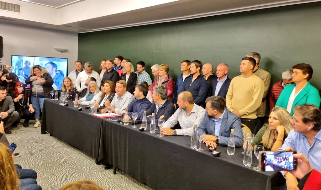 gustamenna's tweet photo. Con mucho orgullo y compromiso asumimos el desafío de acompañar a @NachoTorresCH en la fórmula para las elecciones del 30 de julio. 

Juntos por el Cambio tiene un equipo de trabajo fortalecido y con muchas ganas de cambiar la triste realidad de Chubut. https://t.co/uSKK18UMJC