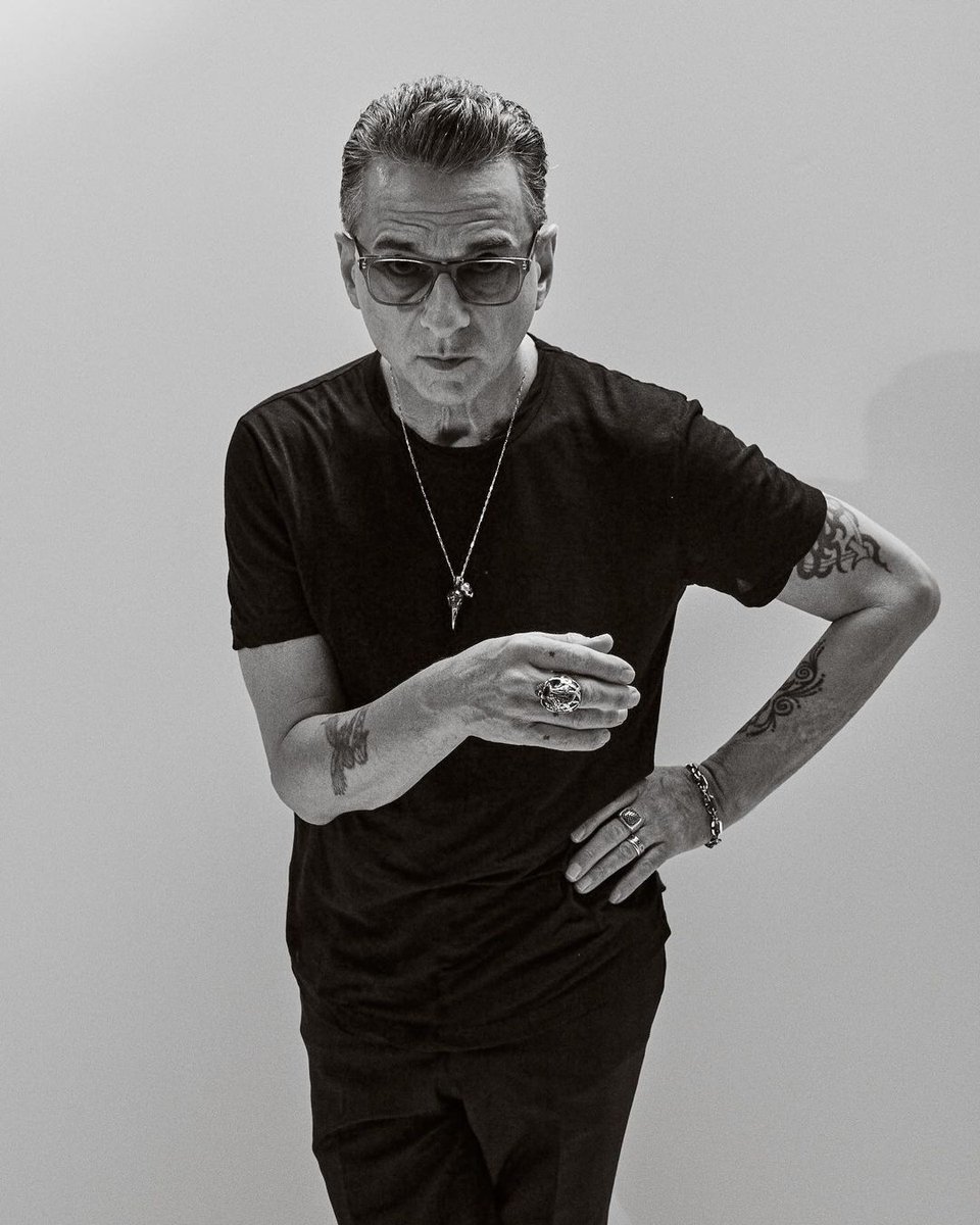 ¡Feliz cumpleaños, Dave Gahan 🎉 ! El vocalista de <a href="/DepecheMode/">Depeche Mode</a> cumple 61 años hoy, aunque afirma que se siente de 25. Gahan es uno de los mejores 'frontmans' que ha tenido la música en las últimas décadas. ¿Con qué canción lo celebras?
