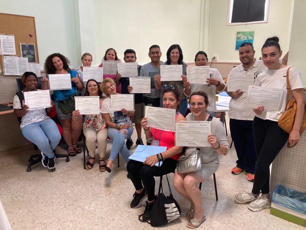 Entrega de diplomas del CURSO AUXILIAR AYUDA A DOMICILIO #PUNTOSFORMATIVOS <a href="/IncorporaAnd/">#IncorporaFundlaCaixa en Andalucía</a> <a href="/FundlaCaixa/">Fundación ”la Caixa”</a> Tenemos confianza, por el magnifico trabajo que han realizado alumnos y alumnas, en una pronta #inserción laboral
#insercion #trabajosquelocambiantodo