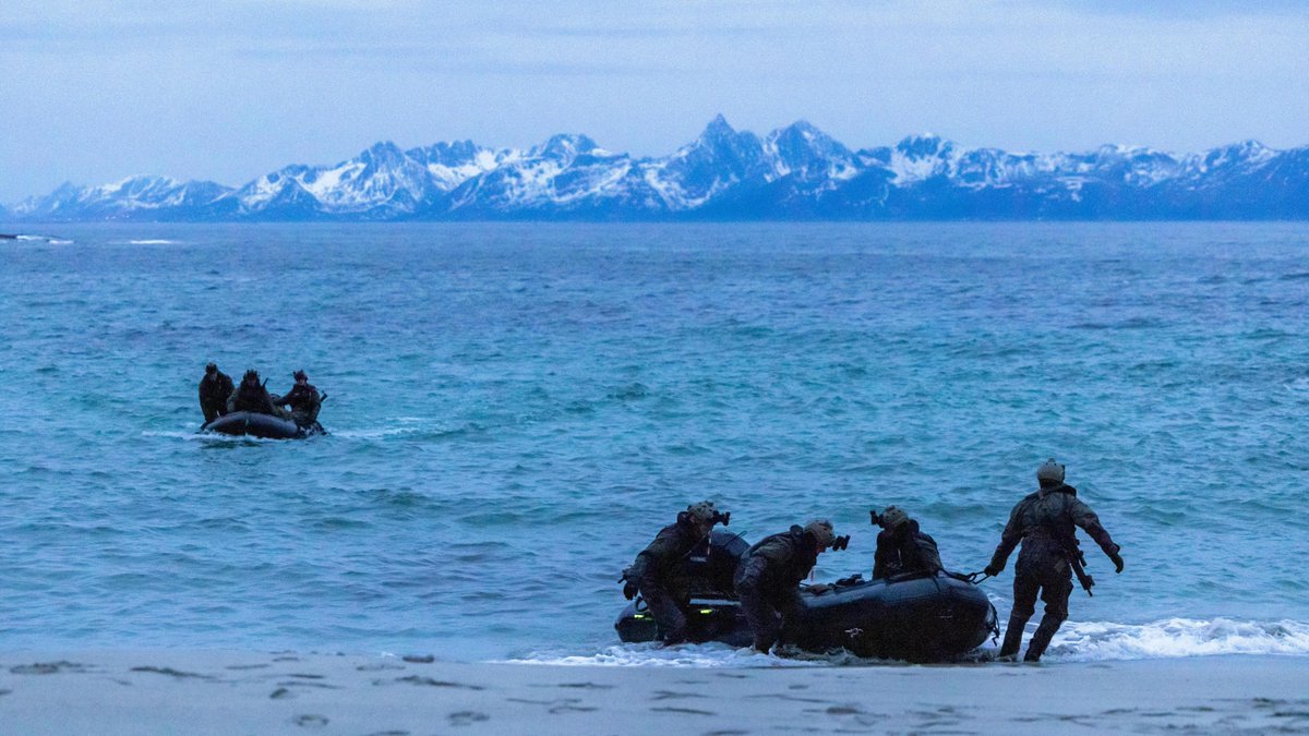 USMC's tweet image. #Marines with @taskforce61_2 conduct an amphibious landing during Exercise Formidable Shield in Andoya, Norway, May 8.

#FormidableShield23 will run from May 8-26 and includes 13 @NATO #AlliesAndPartners to test integrated air and missile defense capabilities.

#CombinedForce