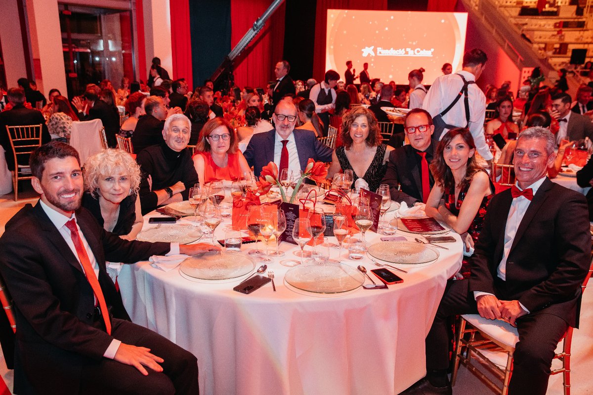 oriolmitja's tweet photo. Arribats de Papua, amb alguns del periodistes més sensibles i inspiradors del país, a la gala benèfica #Peopleinred.
#Recerca i #Solidaritat per trobar solucions mèdiques per les persones afectades per les #malaltiesinfeccioses, aquí i arreu del món. https://t.co/Z1vph6pLxo