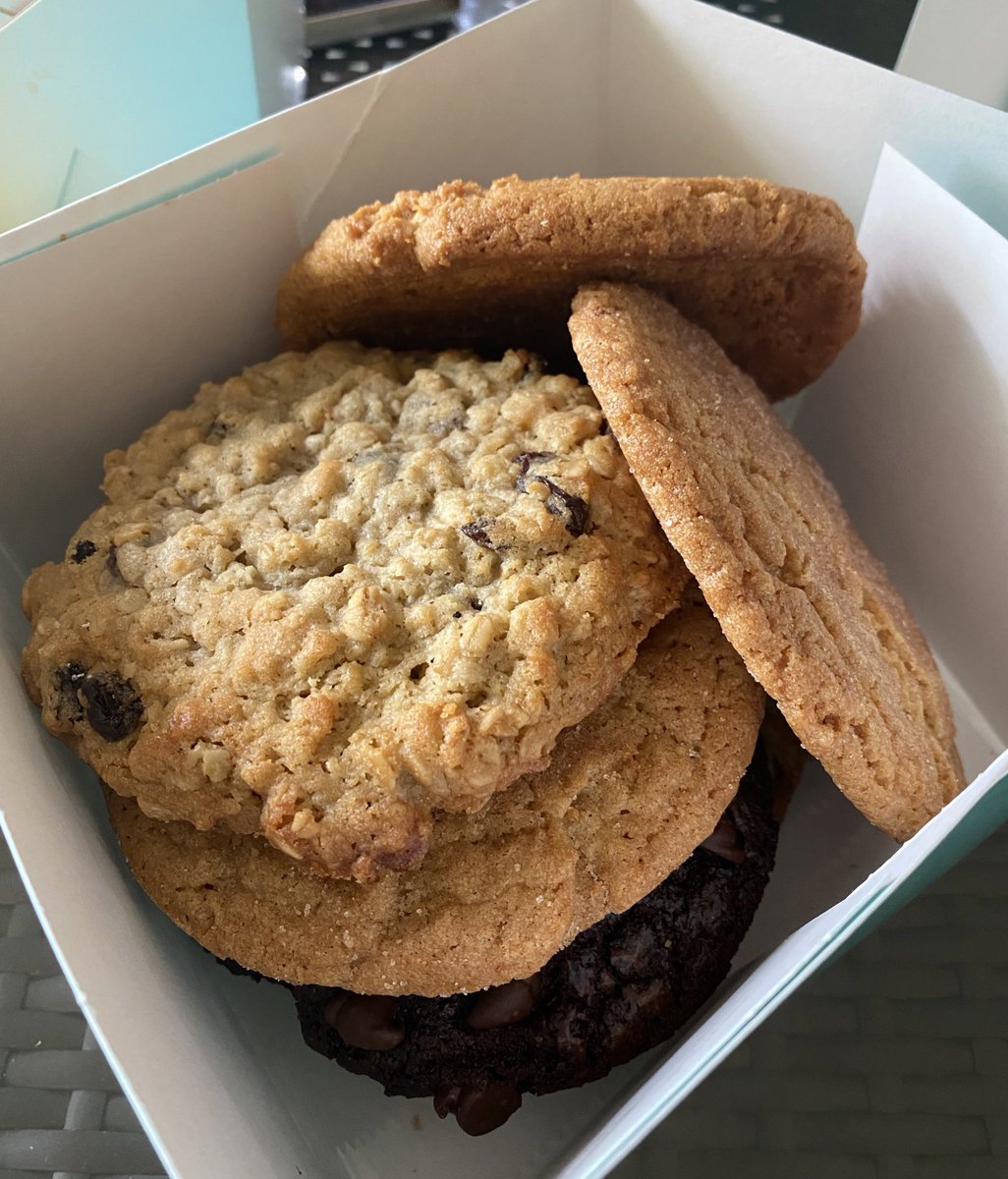 SleepyPando's tweet photo. the place i went to to grab breakfast needed extra time to make my food and gave me cookies as a way to make up for it 😭 https://t.co/43iTdnfjNX