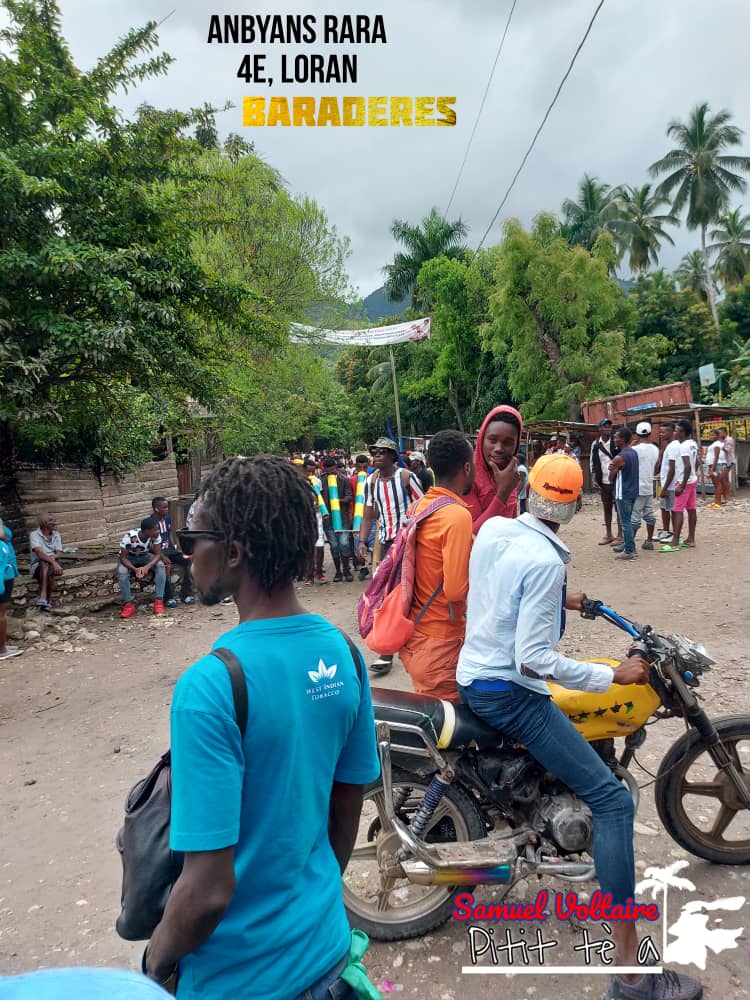 Sam290410's tweet photo. Salouwe konpatriyòt yo, yon kout je sou ka Loran pandan dewoulman rara. Nou tout konnen rara se yon aktivite moun lakay pa negosye, men kisa n panse si n met plis estrikti pou rann li pi bèl. Se vre vizaj yo chanje men se menm pike devan an depi lè gran papa m te konn mache rara. https://t.co/EsBVICbetC