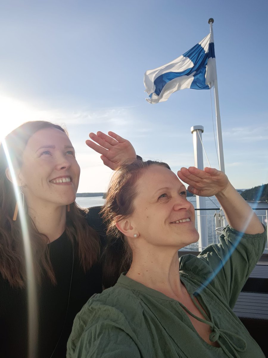 MeeriMattila's tweet photo. @VarhaHyvinvoint terveysasemien kehittämispäivistä vedetty 3/4. Tänään nähtiin huikeaa heittäytymistä Kirkkotien terveysaseman henkilöstöltä. Harmittelipa risteilykollegani @eevaroilas kun ei itse saa olla näin mahtavan hyvinvointialueen asiakkaana. https://t.co/Bupu65Whoi