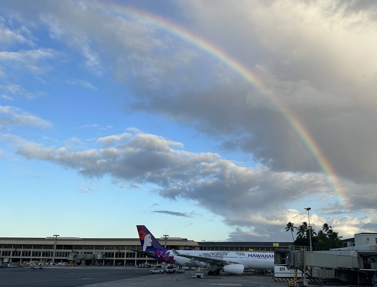 thekillavirus's tweet photo. Unfortunately, after 8 wonderful days. It’s time to head home.  At least the Hawaiian Gods are sending us away with good luck and a view 🌺 🌈 https://t.co/myluvvZiEO
