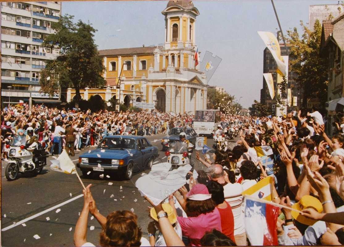 Siguiendo con los recuerdos en este #MesdeAniversario, les mostramos esta postal del 
01 de Abril de 1987, cuando arribó a territorio chileno el Papa Juan Pablo II, quien se hospedó en la Nunciatura Apostólica ubicada en Providencia y nuestros vecinos le dieron la bienvenida.