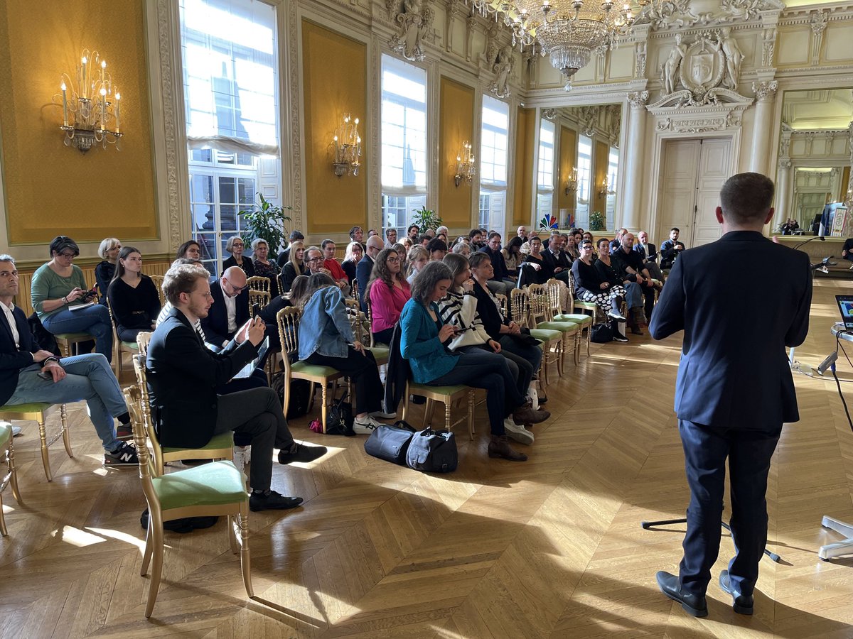 YvesCharmont's tweet image. En réunion régionale avec 70 communicants publics et ⁦@olivierbianchi1⁩, maire, fin connaisseur de notre métier. #compublique #capcom23 #cec2028 #clermont2028