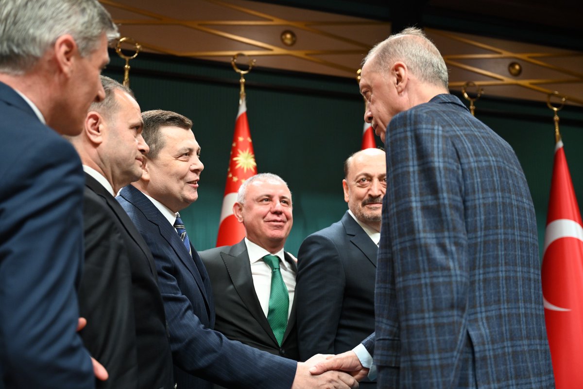 📢 TÜRK-İŞ sözünü tuttu,
      
Başta TÜRK İŞ Genel Başkanı Ergün Atalay ve  TÜRK İŞ Genel Teşkilatlandırma Sekreteri ve Sendikamız Genel Başkanı Eyüp Alemdar olmak üzere, Kamu Toplu İş Sözleşmeleri Çerçeve Protokolünde katkısı olan tüm heyet üyelerine teşekkür ederiz.

Detaylar