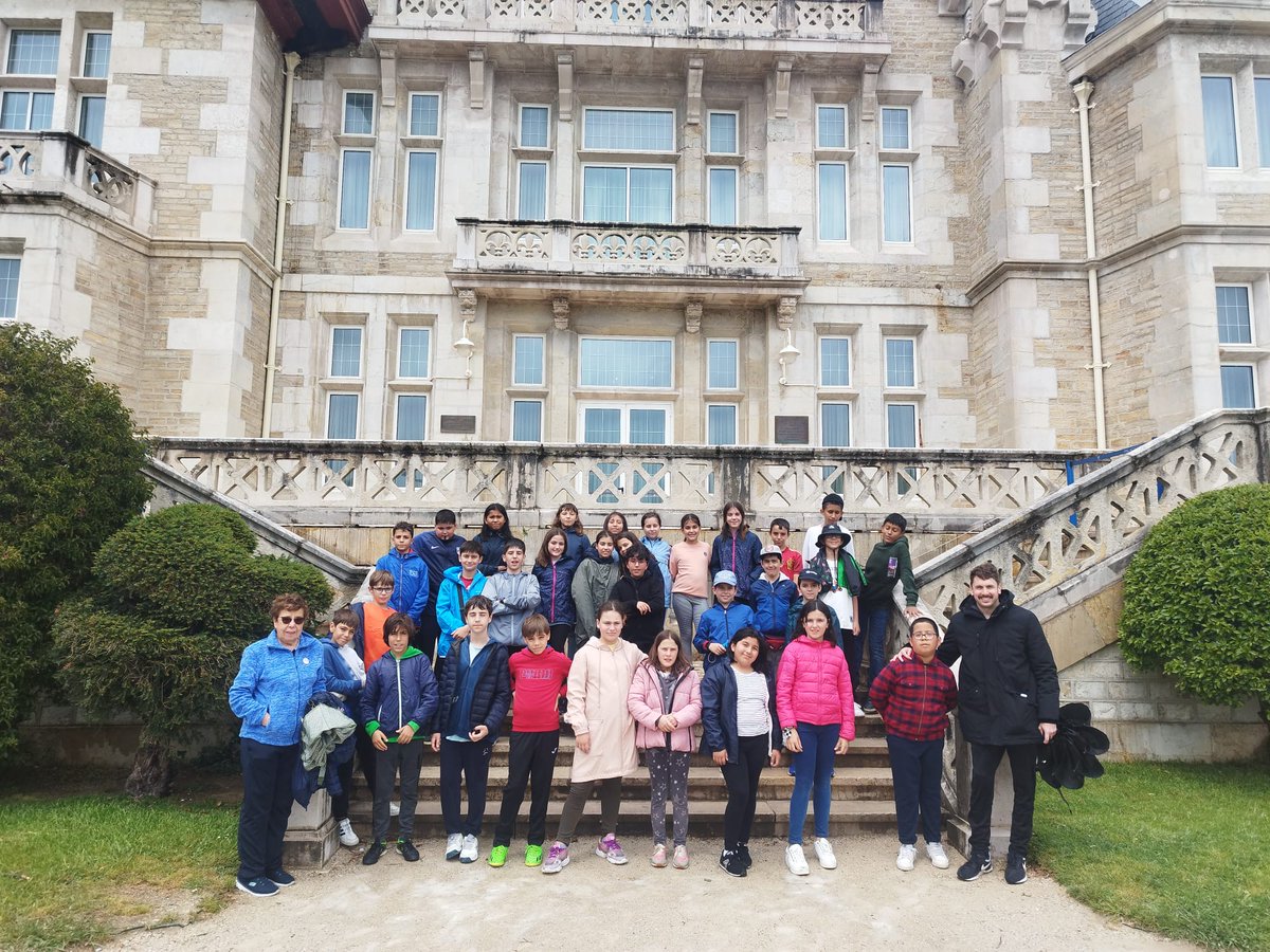 SagradoCMadrid's tweet photo. Hoy los alumnos de 5° y 6°que están realizando una inmersión lingüística en Cantabria han visitado la Península de la Magdalena. #educaciónVicenciana #colegioshhcc https://t.co/ljVRHh8qyh