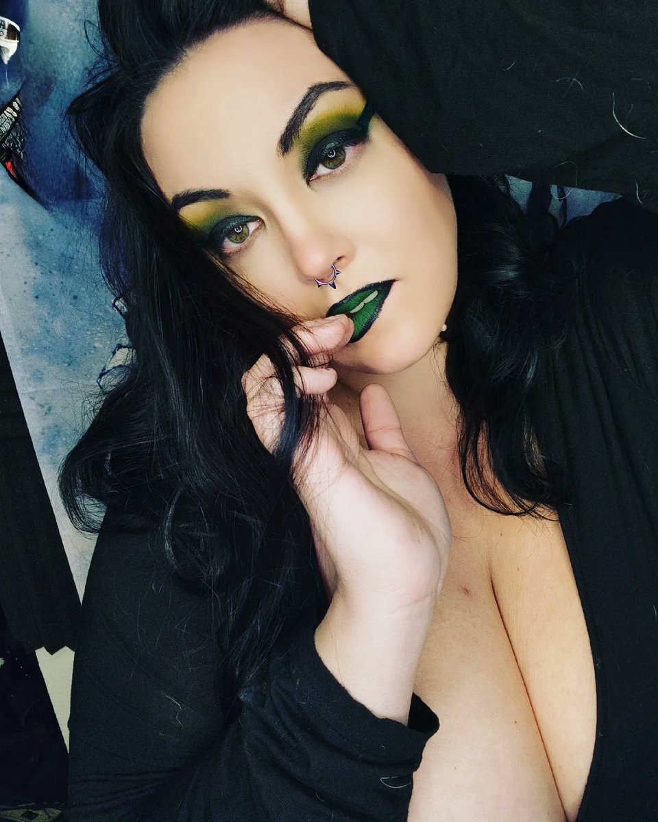 MajinBooBeez's tweet photo. ₴ØⱠVɆ ₵Ø₳₲ɄⱠ₳
.
.
 
#altplussizemodel #alternative #plussize #greenmakeup💚 #greenandblack #bigtibbiegang #bigbellygang #biggirlhype #solvecoagula #tuesdayvibes #fatpositive #bbw #alt #bigaltgirl https://t.co/t5qQp7ZUAw