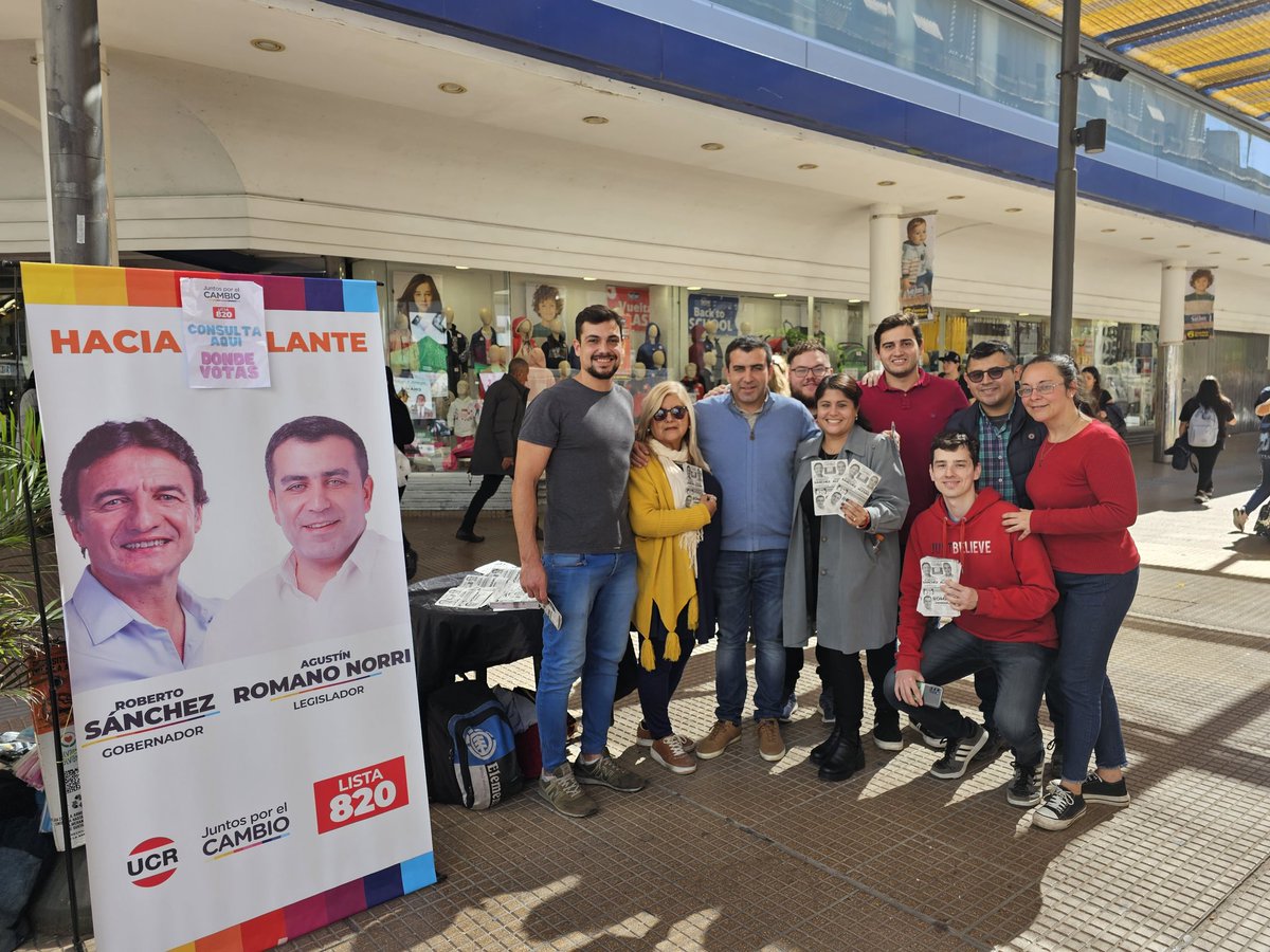 ARomanoNorri's tweet photo. Continuamos repartiendo el voto del cambio. 

Este 14 de mayo los tucumanos acompañamos a @RSanchezOK, a @alfarogerman y a @Beatriz_AvilaOK para que cambiar la provincia.

#Lista820 #JuntosGanamos #JuntosPorElCambio https://t.co/LqTgYMINJq