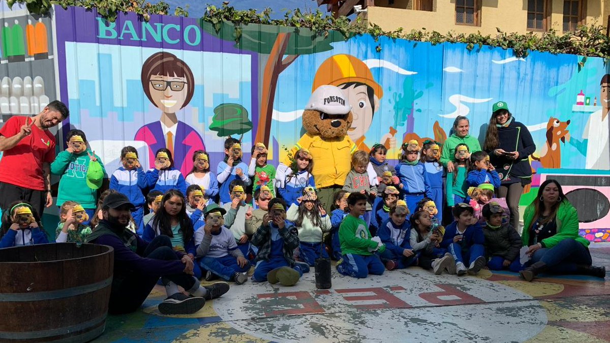 incendios_CONAF's tweet photo. #CONAFOHiggins➡️@ForestinChile y el Equipo de Prevención visitaron el Colegio Los Conquistadores de Rancagua para difundir un mensaje sobre el cuidado de la naturaleza🌱y la prevención de #IncendiosForestales. https://t.co/PnMkIis1aq